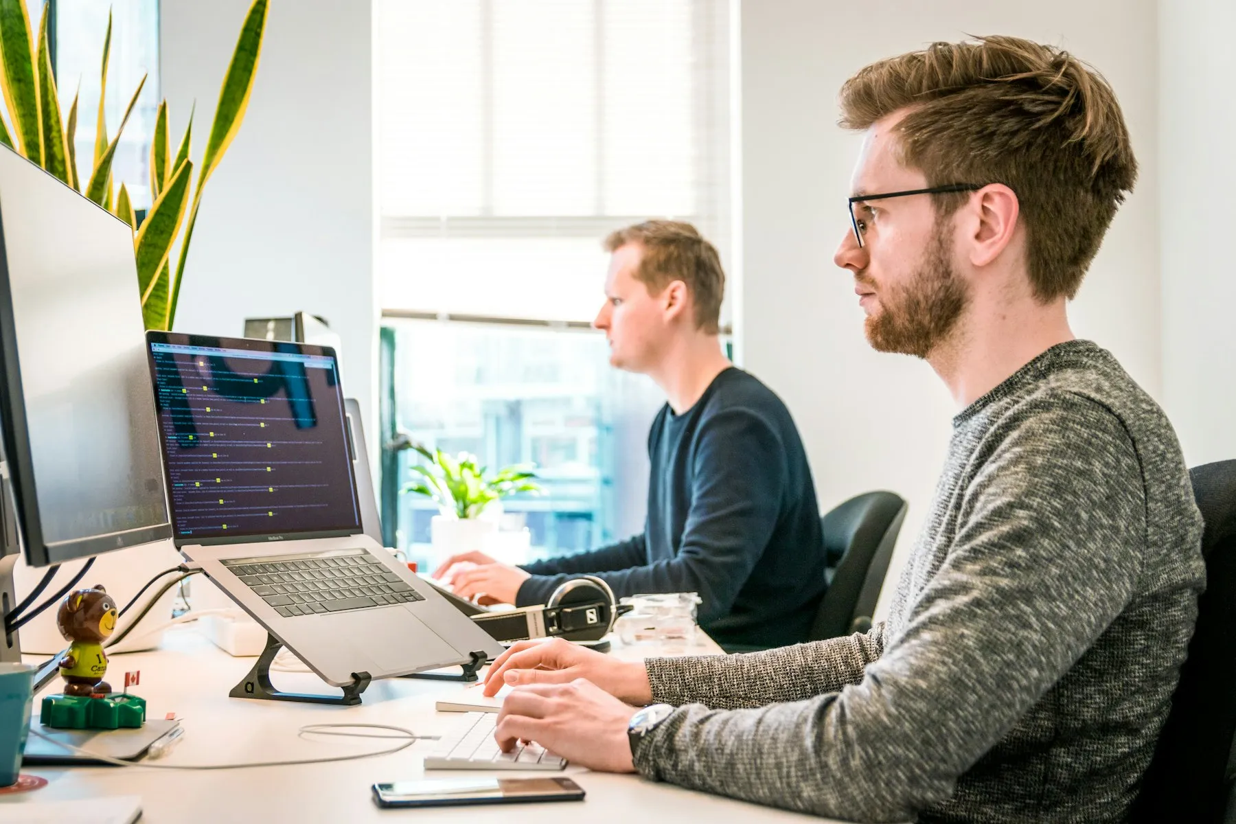 Professionelle Telefonansage erstellen – Team im modernen Büro